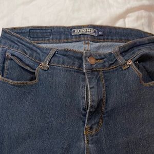 Ci sono size 13 blue jeans. Straight leg with spandex, so give.